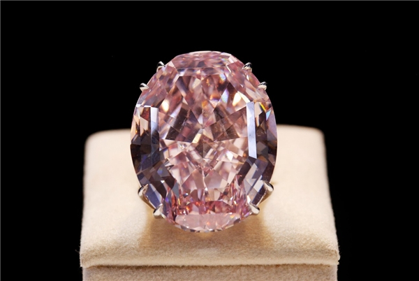 
Pink Star là một chiếc nhẫn đính viên kim cương hồng lấp lánh hình ô-van. (Ảnh: Internet)
