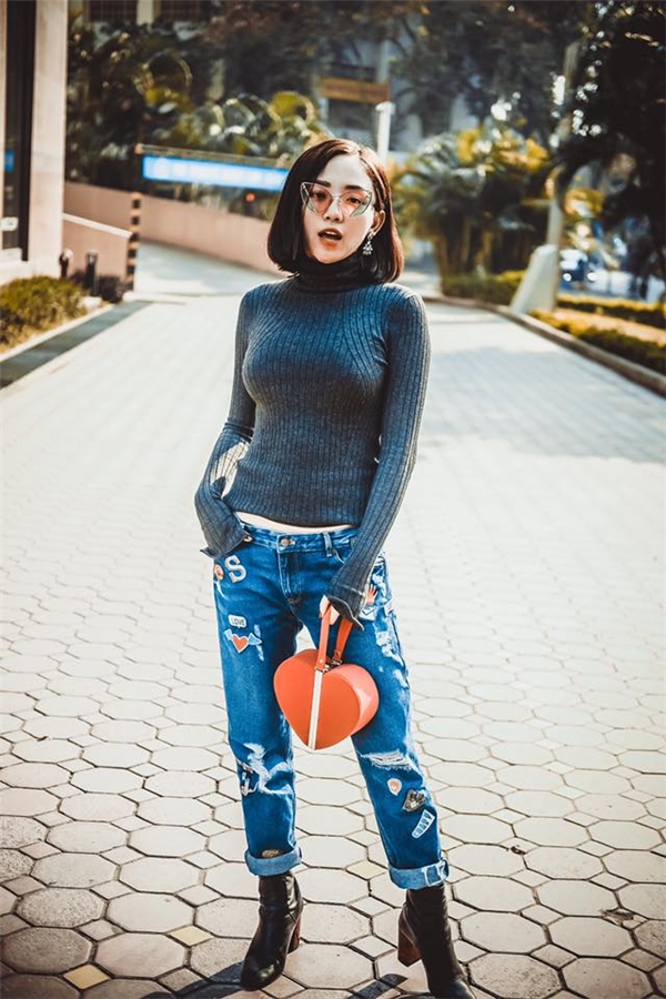 
Chiếc quần jeans đơn giản của Tóc Tiên trở nên thú vị hơn nhờ những hoạ tiết đáng yêu đầy màu sắc.