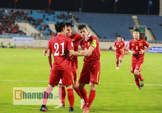 
Công Vinh (bên phải) đang là đội trưởng của đội tuyển Việt Nam dưới thời HLV Hữu Thắng.