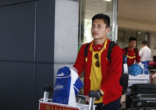 
Thủ thành Tuấn Linh cùng hậu vệ Tiến Duy của Than Quảng Ninh cũng đi cùng nhóm cầu thủ bay về sân bay Tân Sơn Nhất.