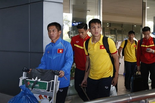 
Trợ lí Đào Quang Hùng cùng nhóm cầu thủ SLNA như Nguyên Mạnh, Đình Hoàng, Ngọc Hải...bước ra ở cửa ra A1 nhà ga quốc tế.