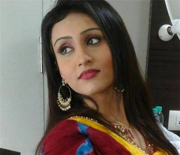 
Nữ diễn viên Saloni Sharma phủ nhận có dính líu tới bạn trai của Pratyusha Banerjee