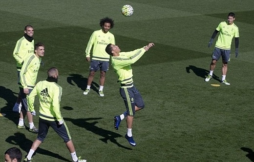 
Ronaldo phô diễn kĩ năng đánh đầu điệu nghệ trước sự thán phục của các đồng đội. (Ảnh: Internet)