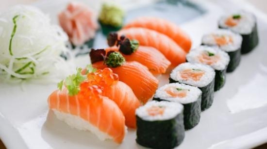  
Sushi là món ăn truyền thống của người Nhật Bản.