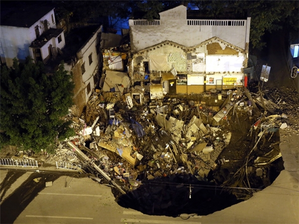 
Ngày 29/01/2013, nguyên một tòa nhà cao tầng và vô số cửa hàng xung quanh bị kéo lọt xuống hố gần một công trường xây tàu điện ngầm ở Quảng Châu. Miệng hố rộng 300m2 và sâu 9m.