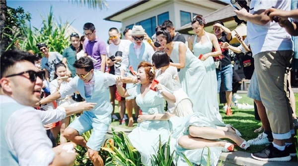 
Cảnh náo loạn gây tranh cãi trong đám cưới của Bao Bối Nhĩ
