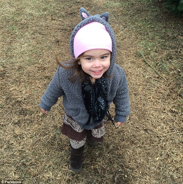 
Cô bé Macy Grace nhập viện ngày 2/12/2015 với đầy những thương tích nguy hiểm đến tính mạng và mất 2 ngày sau đó, 4/12/2015. (Ảnh: Internet)