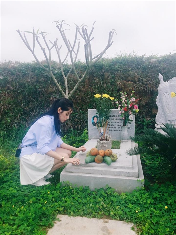 Chi Pu thành kính viếng mộ hai vị cố nhạc sĩ Thanh Tùng, Trần Lập