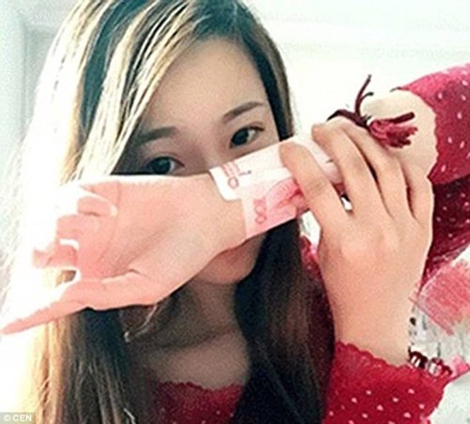 Thiếu nữ Trung Quốc rộ mốt dùng tiền đo cổ tay thon