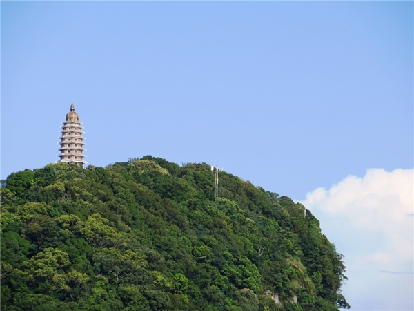 
Từ đền Thượng bạn có thể được ngắm nhìn tòa tháp Báo Thiên trên đỉnh Vua. (Ảnh: Internet)