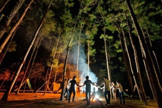 Bạn có thể thuê lều, đốt lửa trại qua đêm tại Ba Vì để trải nghiệm những cảm giác mới mẻ và trong lành tại đây. (Ảnh: Internet)