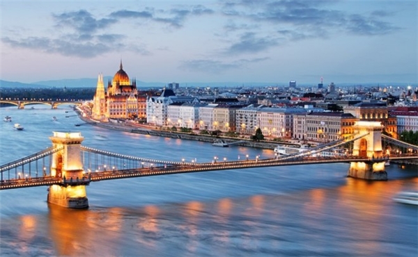 
1. Budapest, Hungary: Hoppa tính toán mức tiền trung bình du khách phải chi trong một ngày ở mỗi địa điểm, bao gồm chi phí cơ bản như tiền taxi, khách sạn, bữa ăn, bia, cà phê và rượu, để chọn ra các địa điểm du lịch có giá rẻ nhất. Trong đó, Budapest của Hungary dành ngôi đầu bảng, với tổng chi phí khoảng 57,01 USD một ngày. Budapest nổi tiếng với dòng Danube xinh đẹp, những công trình kiến trúc cổ và nhịp sống sôi động.