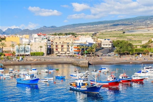 
2. Tenerife, Tây Ban Nha: Hòn đảo xinh đẹp thuộc quần đảo Canary có núi Teide cao 7.500 m, nổi tiếng với những bãi biển nhiều màu sắc, lễ hội đường phố náo nhiệt và các khu nghỉ dưỡng hạng sang. Nơi này đứng ở vị trí số 2 với chi phí trung bình 82,92 USD một ngày.