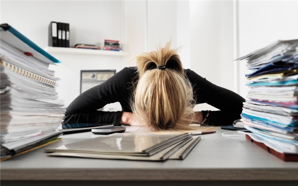 
Ngủ sau khi ăn là thói quen sai lầm của rất nhiều cô gái văn phòng. (Ảnh: Internet)