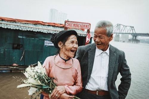 
Câu chuyện tình yêu bình dị giữa đời thường của ông Nguyễn Văn Thành và bà Nguyễn Thị Thủy đã khiến hàng ngàn người xúc động nghẹn ngào.