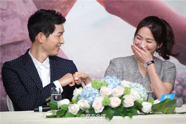 
Cả hai đắm chìm vào thế giới của hai người trong buổi họp báo mới nhất. Song Joong Ki luôn miệng khen ngợi vẻ ngoài xinh đẹp của Song Hye Kyo.