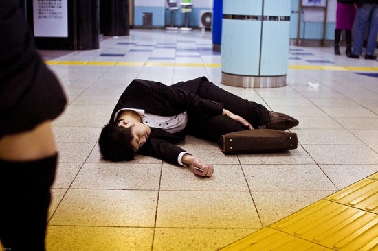 
Có thể bắt gặp hình ảnh người lao động nằm ngủ say ở bất kỳ đâu tại Nhật vì quá mệt mỏi trong công việc và không có thời gian nghỉ ngơi. (Ảnh: Internet)