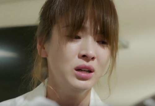 
Dù là người mạnh mẽ, Kang Mo Yeon không khỏi rơi nước mắt trước tình cảnh của người yêu. 