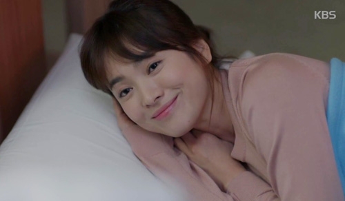 
Trong lúc chăm sóc cho người yêu, Kang Mo Yeon đã ngủ trên giường phụ kề bên Yoo Shi Jin 