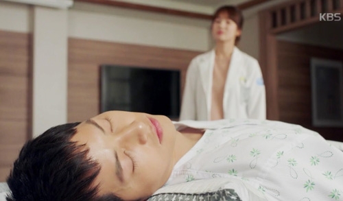 
Shi Jin giả vờ ngủ khi Kang Mo Yeon bước vào phòng. 