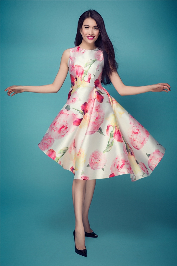 
Bên cạnh ren, trang phục có họa tiết hoa lá đã trở thành điểm nhấn khá quan trọng trong thời trang Xuân - Hè.
