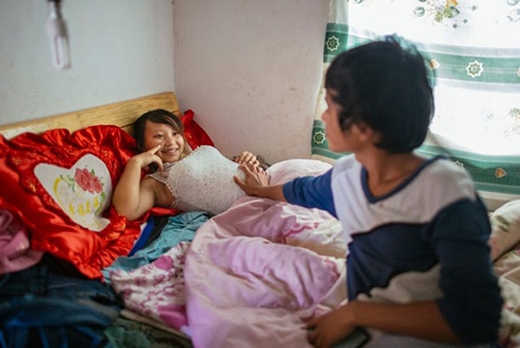 
Wen, 18 tuổi, đang chạm vào bụng vợ để cảm nhận những chuyển động của đứa trẻ đang lớn dần. Cặp vợ chồng sống ở làng Tangzibian, huyện Mãnh Lạp, tỉnh Vân Nam, và kết hôn chỉ 3 ngày sau khi gặp nhau vào năm 2014.