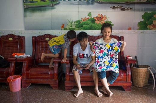 
Xiao Li, 17 tuổi, là vợ của Xiao Min, 19 tuổi. Hai người là anh em họ và đã kết hôn ba năm. Kết hôn và mang thai sớm được chấp nhận ở một số tỉnh phía tây nam Trung Quốc. Tuy nhiên theo Xiao, điều này có thể gây ra nhiều trở ngại về kinh tế và giáo dục, đặc biệt cho các bé gái.