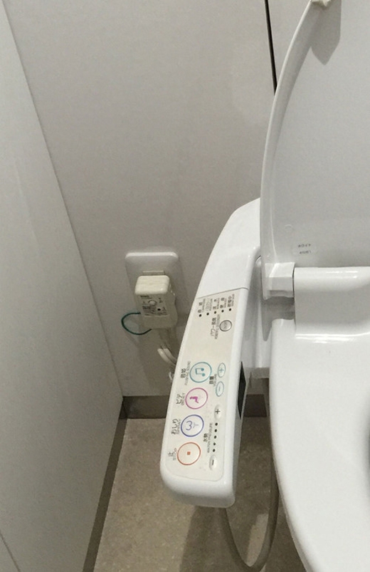 
Người Nhật thiết kế nút tạo nhạc với tiếng chảy róc rách vui tai nhằm giảm sự ngại ngùng khi đi vệ sinh. (Ảnh: Internet)