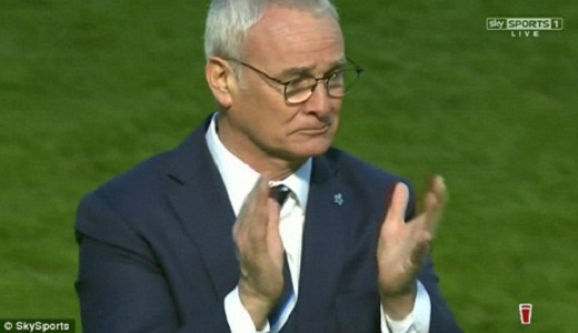 
HLV Ranieri rơi lệ sau trận đấu trên sân Ánh sáng.