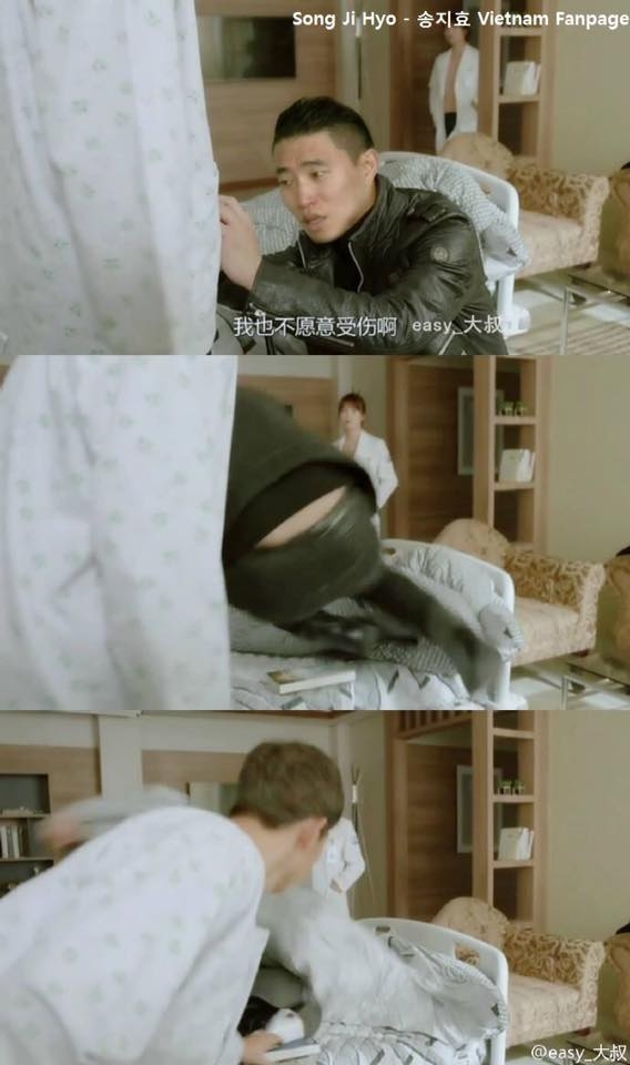 
Thượng sĩ Seo, Gary trong lúc đang kéo khóa quần giúp Yoo Shi Jin thì Kang Mo Yeon bất ngờ bước vào. Anh nhanh chóng nhảy ngay lên giường trước khi bị bắt gặp khung cảnh “tình ngay lí gian”. Phân cảnh này trong phim cũng hài hước không kém khi khán giả lần đầu chứng kiến khoảnh khắc vén tóc “nữ tính” của Seo Dae Young. 