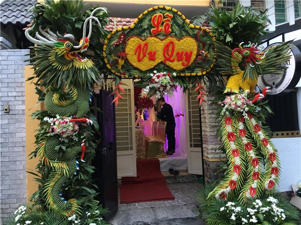 Không gian lễ rước dâu của người đẹp Thuý Diễm được bày trí cổng hoa hoạ tiết rồng phượng bắt mắt.
