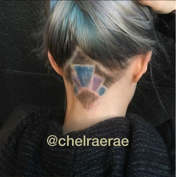 
Một thợ làm tóc tên Chelraerae liên tục chia sẻ những tạo hình thú vị phía sau mái tóc undercut với những màu nhuộm nổi bật, thu hút.