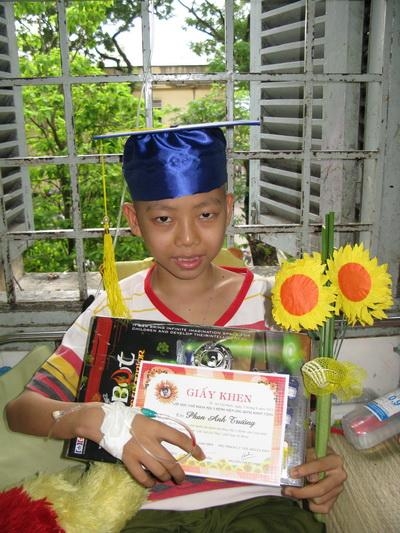 
Phan Anh Trường – cậu học sinh lớp 6 đầu tiên của lớp học bệnh viện Ung Bướu TP.HCM. Ảnh: NVCC