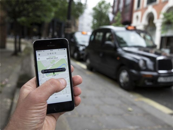 
Còn bây giờ, smartphone và Uber sẵn sàng hỗ trợ bạn trên mọi nẻo đường. (Ảnh: Internet)