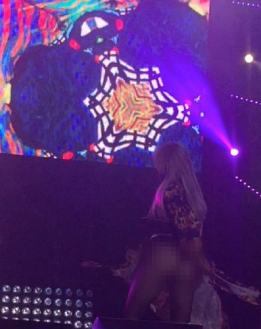  
Nữ ca sĩ CL nhóm 2NE1 bị chộp pha hở hang trên sân khấu vì nhảy quá sung. CL đã cởi phăng chiếc áo khoác ngoài để hở trang phục khoe trọn vòng ba.