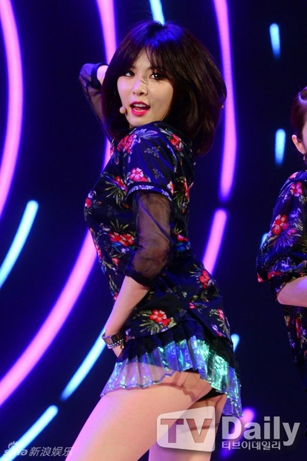   
Nữ ca sĩ nổi tiếng HyunA của Trouble Maker cũng liên tiếp "dính phốt" ăn mặc thiếu vải.
