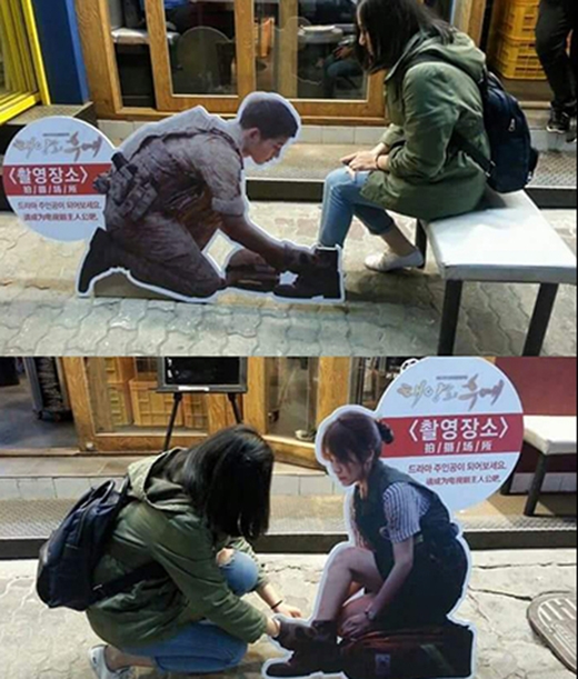 
Tấm ảnh mô phỏng cảnh đại úy Yoo đang quỳ gối buộc dây giày cho bạn gái kèm theo chiếc ghế cho fan ngồi chụp ảnh. (Ảnh: Internet)