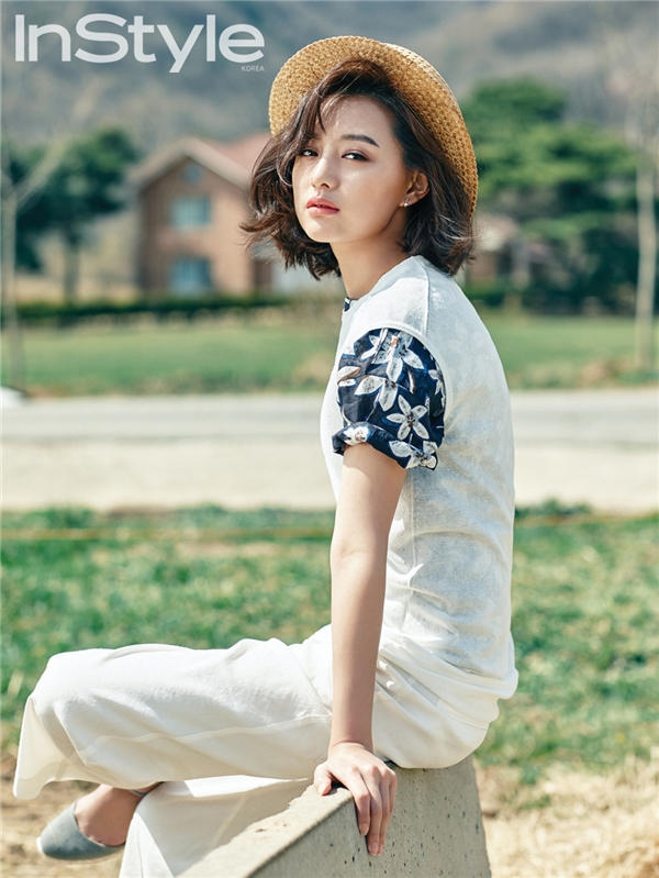 
Khoác lên người những thiết kế mới nhất của hãng thời trang Beanpole, Kim Ji Won khoe vẻ đẹp khỏe khoắn giữa ánh nắng mai.