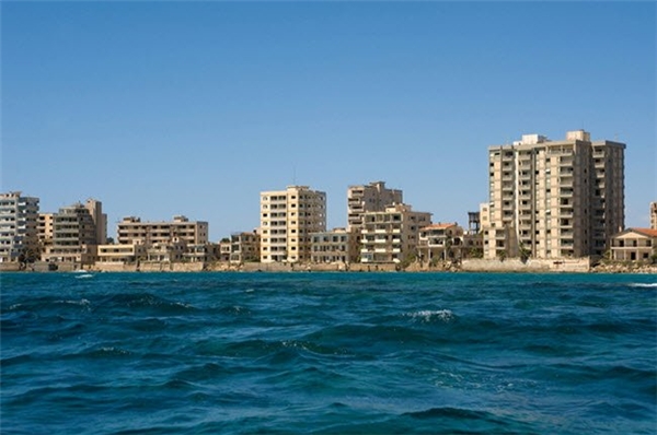 
Varosha là thành phố nghỉ dưỡng bỏ hoang tại ở Đảo Síp, sau khi Thổ Nhĩ Kỳ xâm chiếm vào năm 1974.