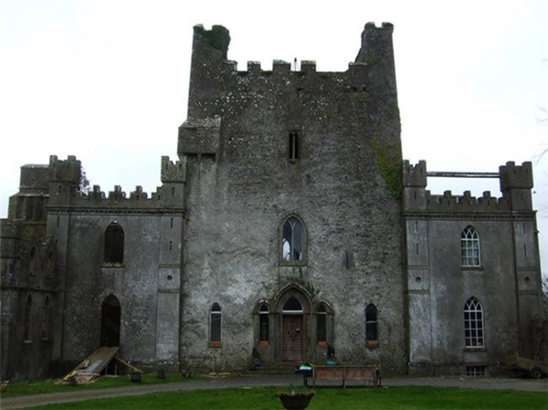 
Lâu đài Leap ở Ireland là một trong những lâu đài bỏ hoang đáng sợ nhất trên thế giới. Đây từng là nơi xảy ra các cuộc tàn sát đẫm máu.