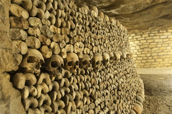 
Hầm mộ ở thành phố Paris của Pháp là nơi chôn cất khoảng 6 triệu thi thể của người dân thành phố này.