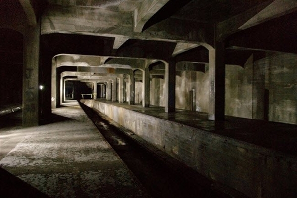 
Dự án xây dựng hệ thống tàu điện ngầm ở thành phố Cincinnati của Mỹ được triển khai vào những năm 1900, nhưng phải dừng giữa chừng vì thiếu kinh phí. Hệ thống đường hầm dưới thành phố hiện vẫn bị bỏ hoang.