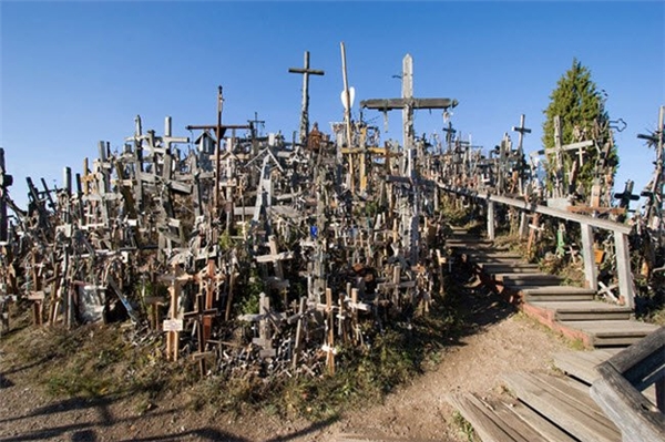 
Nghĩa địa Kryziu Kalnas, hay còn gọi là Đồi Chữ Thập, ở Litva là nơi chôn cất những người chết trong chiến tranh trước đây. Hiện vẫn còn hơn 100,000 chữ thập trên ngọn đồi này.