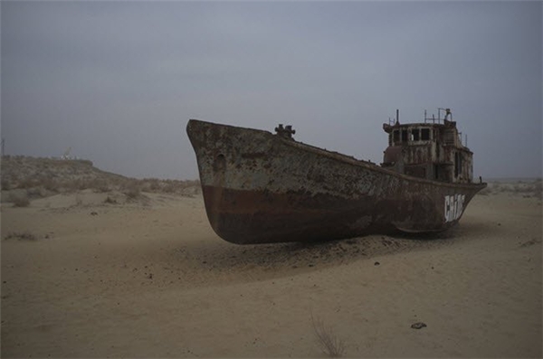 
Muynak từng là thành phố cảng nhộn nhịp ở Uzbekistan, nhưng đã trở nên hoang phế sau khi biển Aral cạn nước và biến thành sa mạc. Nhiều chiếc tàu han gỉ vẫn còn tồn tại ở thành phố này.