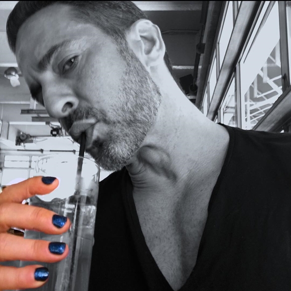 
Hình ảnh những người đàn ông sơn móng tay hiện đã trở thành một hiện tượng thú vị trên mạng xã hội. (Ảnh: Marc Jacobs)