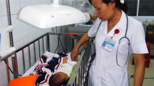 
Em bé đang được chăm sóc đặc biệt tại bệnh viện (ảnh: Báo HT)