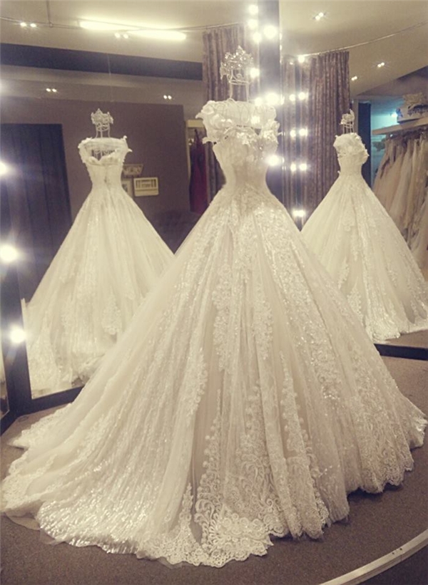 Các bộ váy cưới trị giá gần 600 triệu của Thúy Diễm có gì?