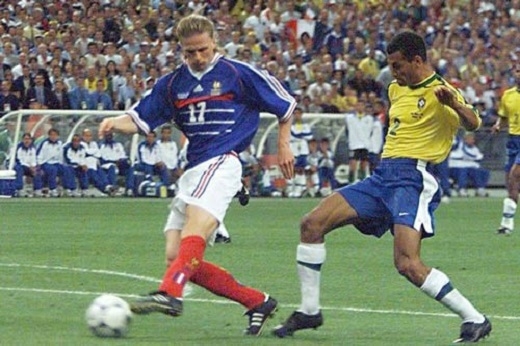
Petit (trái) ghi bàn ấn định 3-0 cho ĐT Pháp trong trận chung kết World Cup 1998
