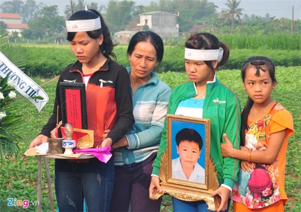 
Các chị gái của nạn nhân Cao Ngọc Vũ (ngụ thôn Hổ Tiếu, xã Nghĩa Hà) buồn đau trước cái chết đột ngột của em út. 