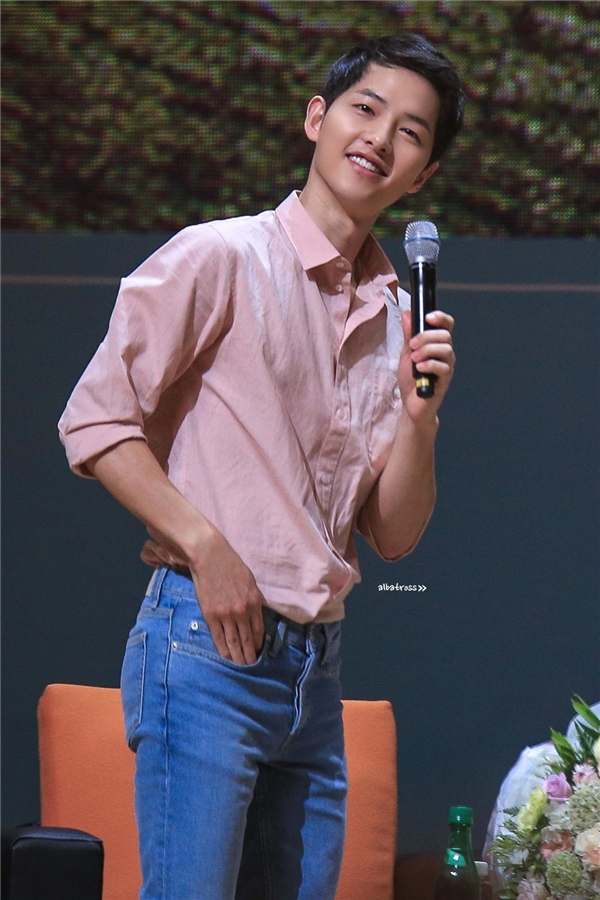 1001 biểu cảm “cute muốn xỉu” của Song Joong Ki tại buổi họp fan